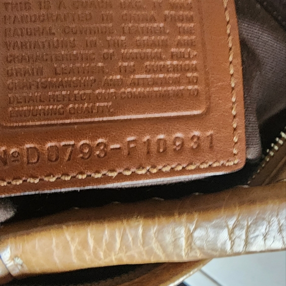 COACH Vintage Y24 Leather Studded Women's Hobo Shoulder Bag GUC - Picture 8 of 9